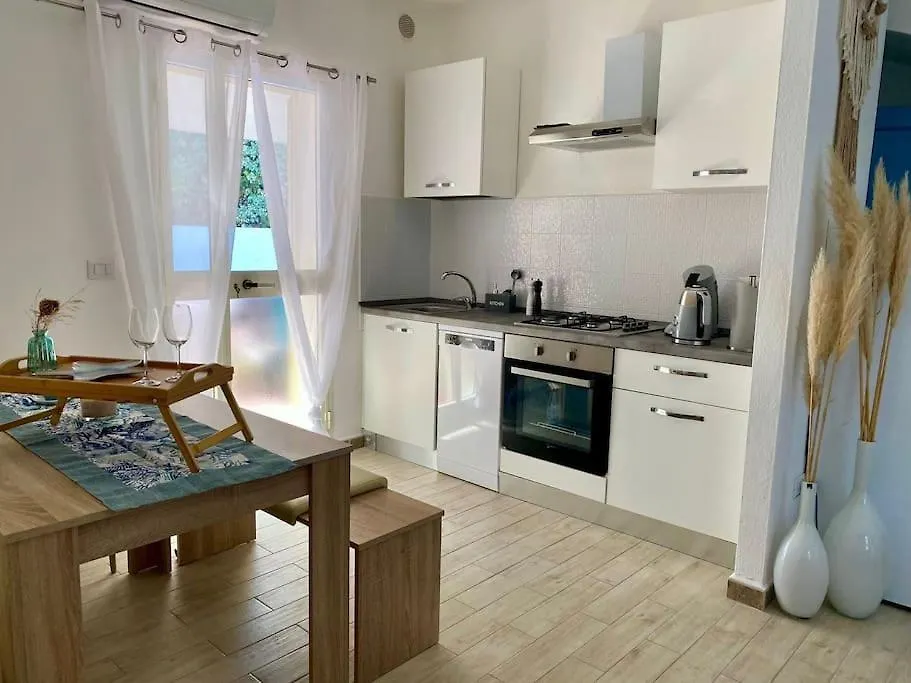 Modern Eingerichtetes Ferienhaus In Posada Ιταλία